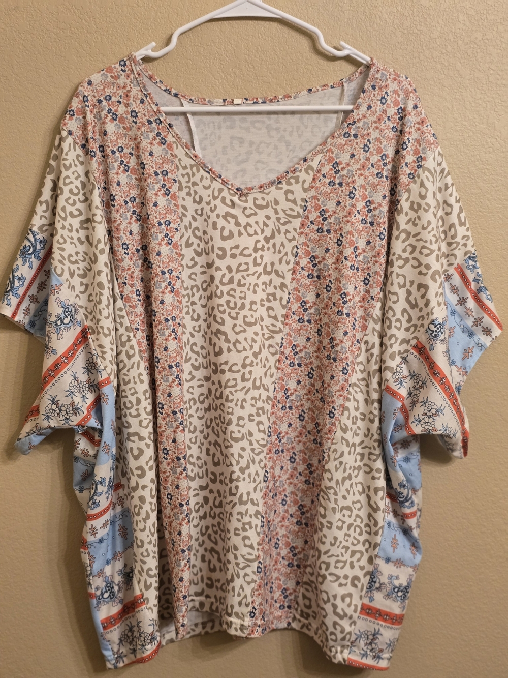 Women's Relaxed V-Neck Mixed Print Top in Cream and Blue Size Large